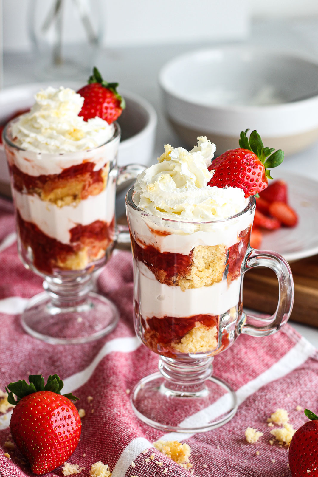 Strawberry Parfaits - lepetitbrunchery.com